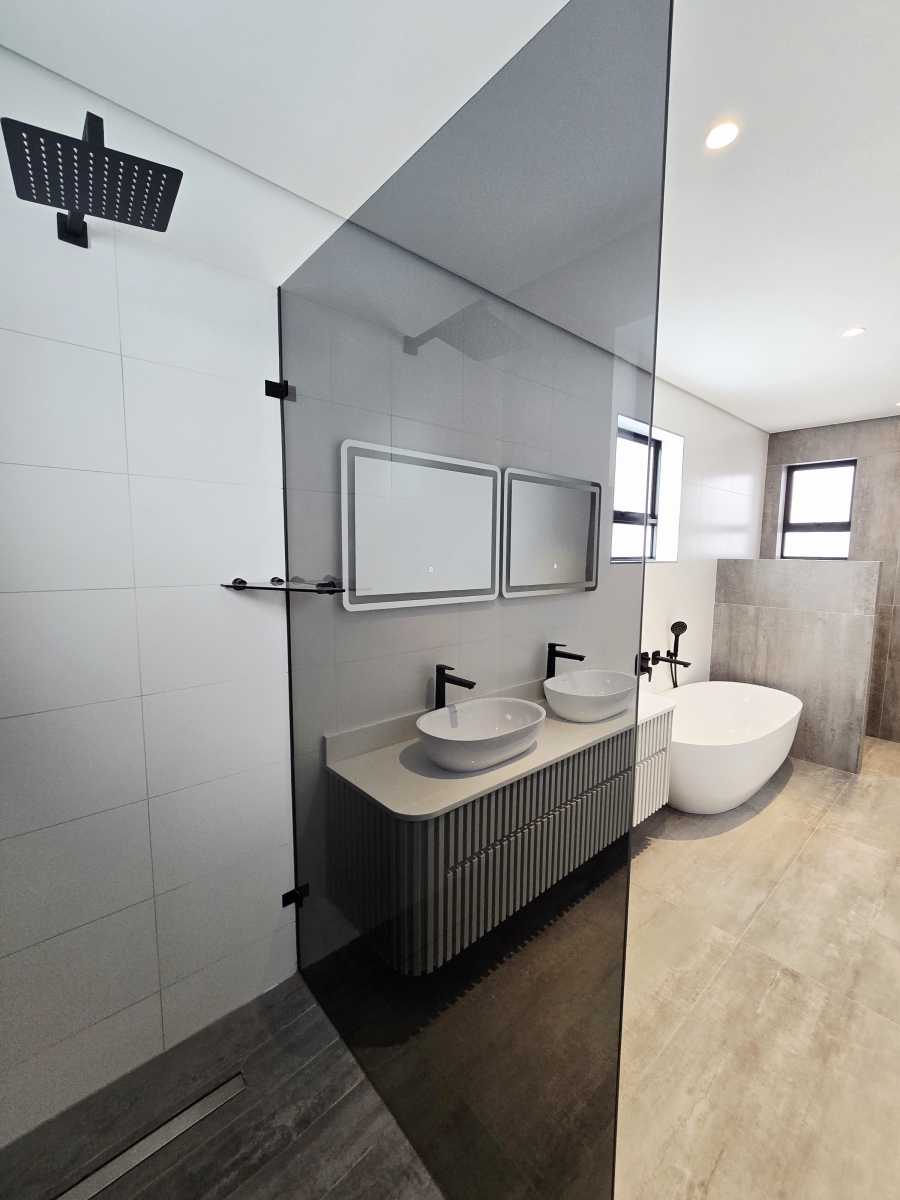 3 Bedroom Property for Sale in Kingswood Golf Estate Western Cape